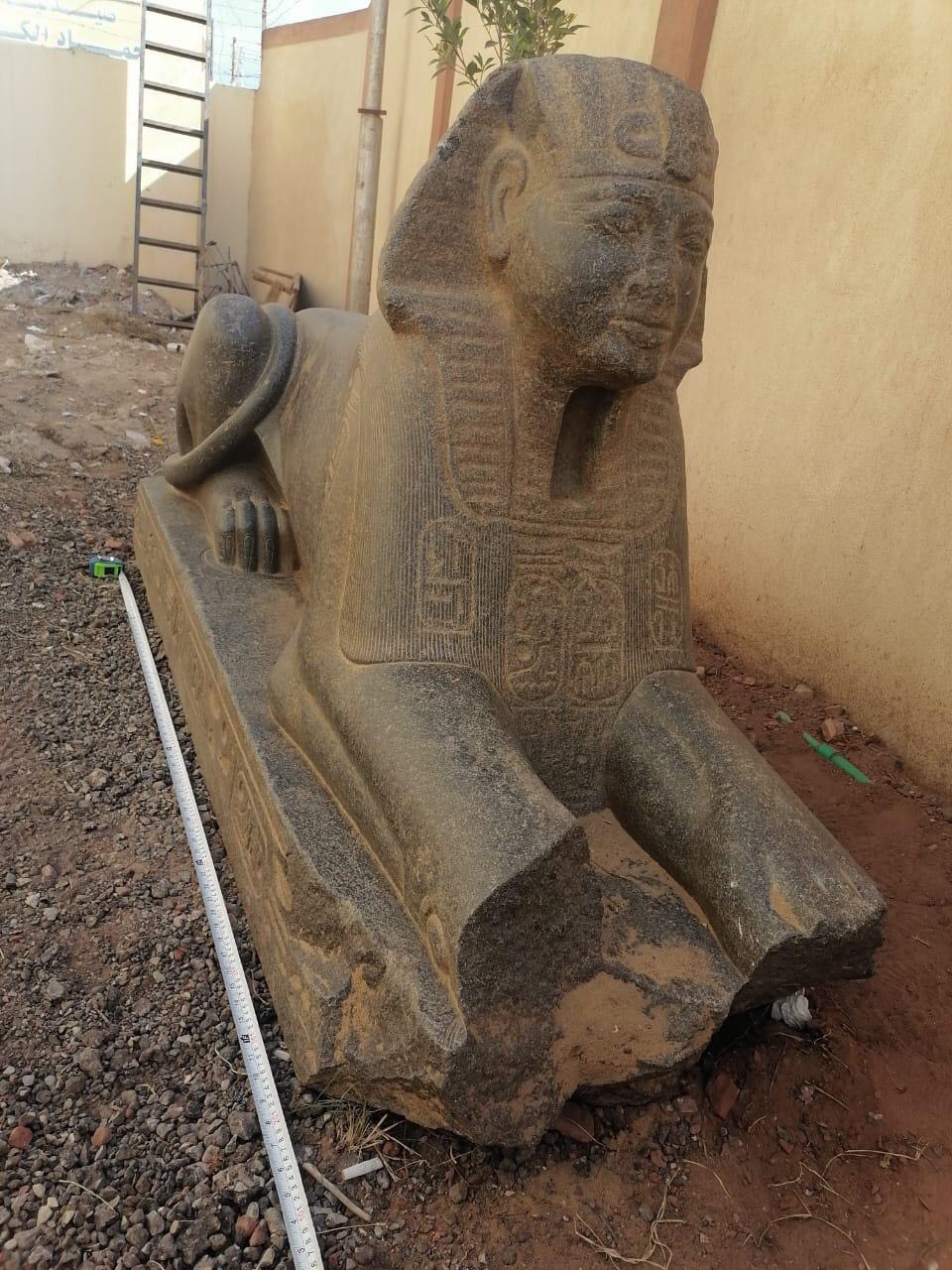 تمثال أبو صوير شبيه أبو الهول (1)
