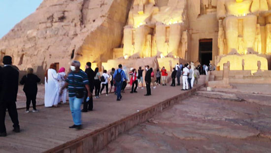 احتفالات السائحين فى تعامد الشمس معبد أبوسمبل (2)