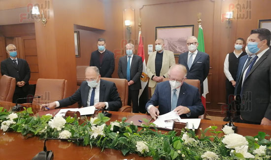 محافظ-بورسعيد-والسفير-الايطالى-يشهدان-توقيع-البروتوكول-(3)