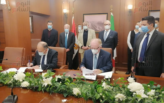 محافظ-بورسعيد-والسفير-الايطالى-يشهدان-توقيع-البروتوكول-(1)