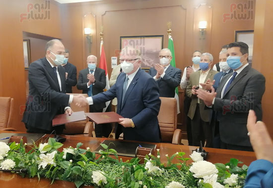 محافظ-بورسعيد-والسفير-الايطالى-يشهدان-توقيع-البروتوكول-(4)