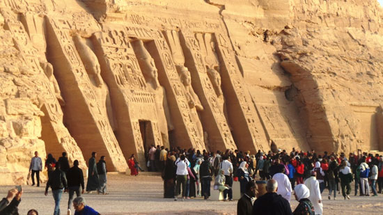 احتفالات السائحين فى تعامد الشمس معبد أبوسمبل (1)