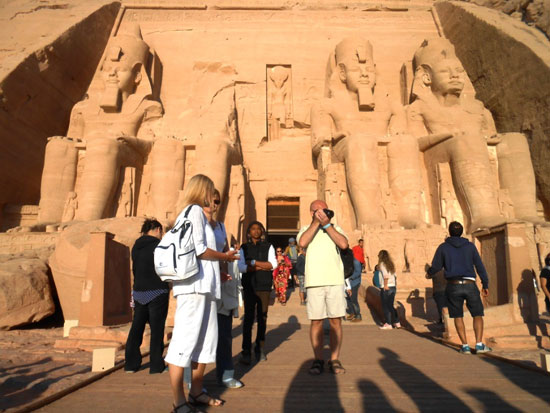 احتفالات السائحين فى تعامد الشمس معبد أبوسمبل