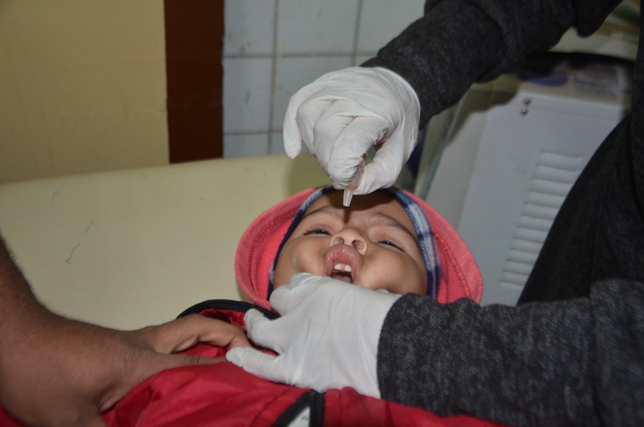 جانب من النقط خلال التطعيم للاطفال
