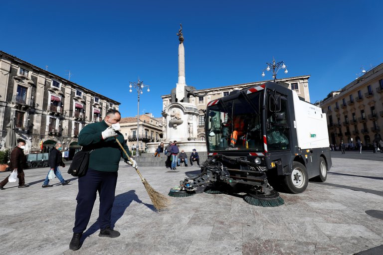 تنظيف الشوارع الايطالية من رماد البركان