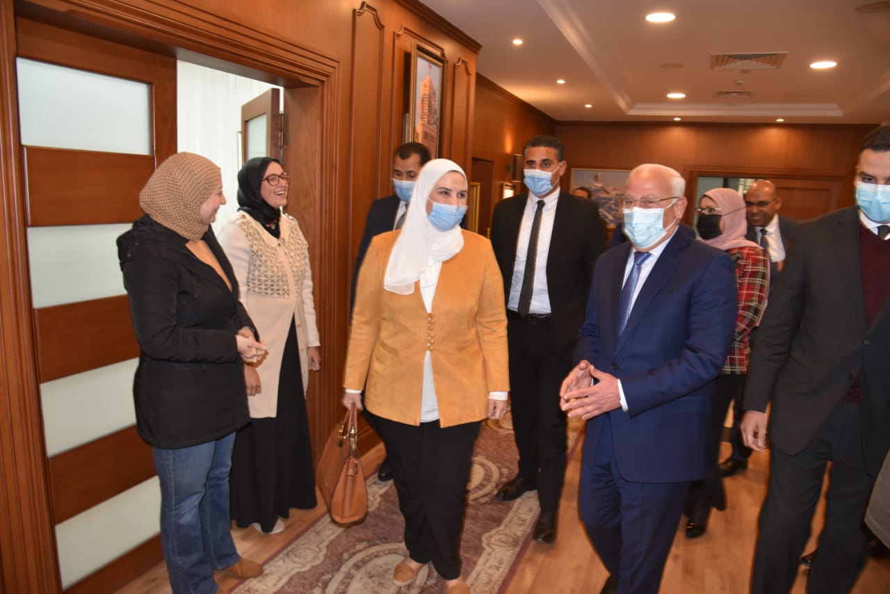 محافظ بورسعيد يستقبل وزيرة التضامن الاجتماعى