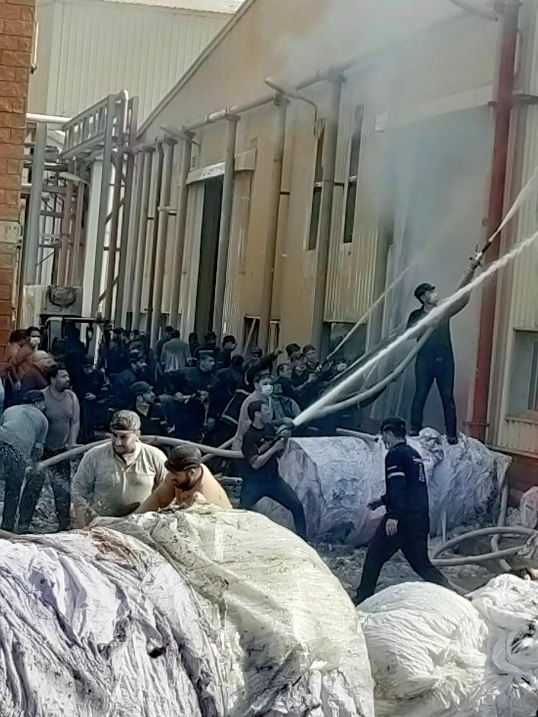 قوات الحماية المدنية أثناء اطفائها للحريق