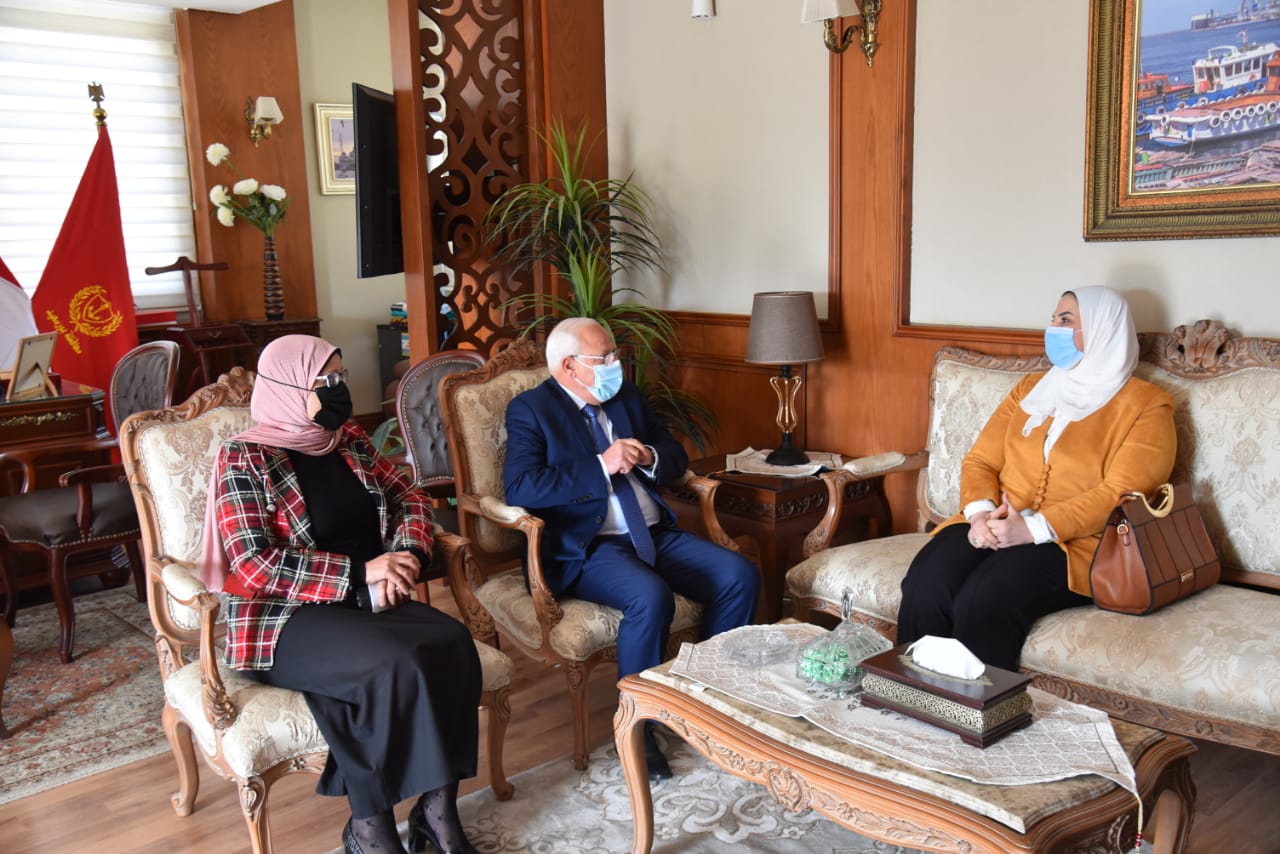 محافظ بورسعيد مع وزيرة التضامن الاجتماعى