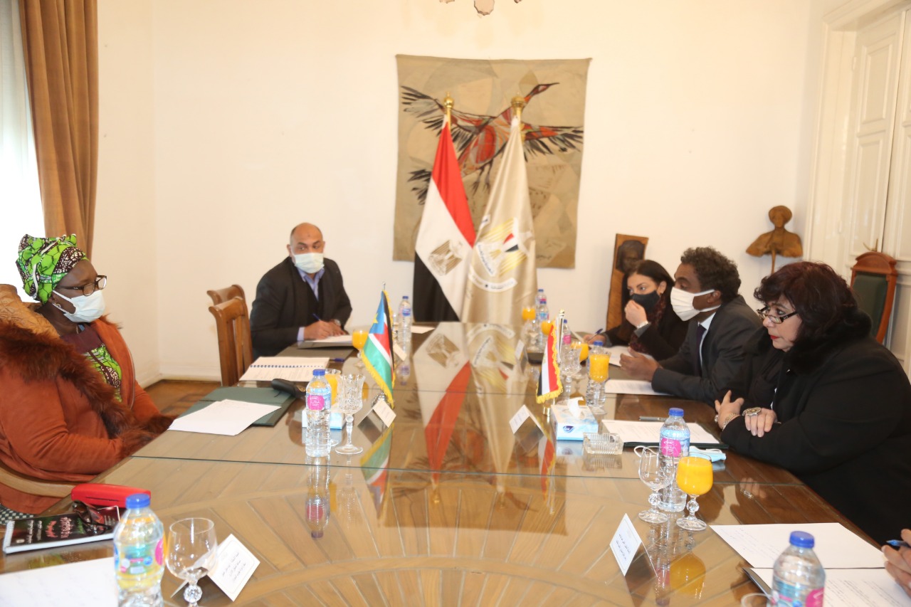 وزيرة الثقافة تستقبل نظيرتها الجنوب سودانية (2)