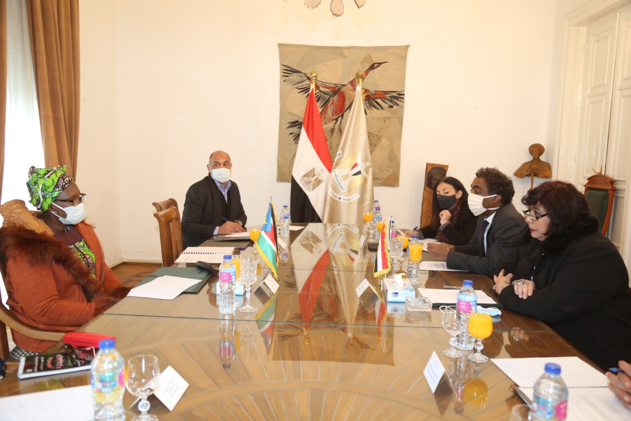 وزيرة الثقافة تستقبل نظيرتها الجنوب سودانية (3)