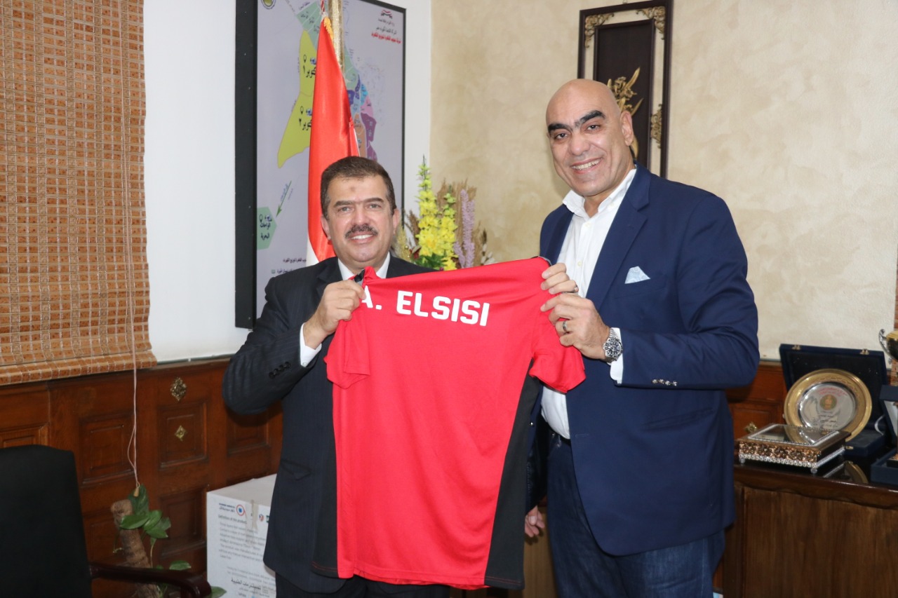 رئيس اليد يمنح رئيس شركة جنوب القاهرة للكهرباء فانلة المنتخب