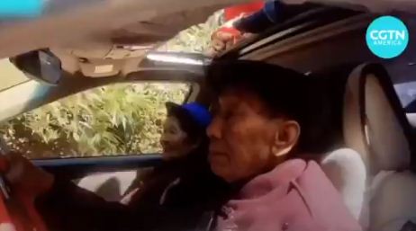 العجوز داخل السيارة