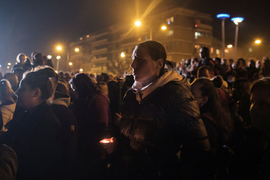 مواطنو صربيا يحملون الشموع تكريما لبالاسيفيتش