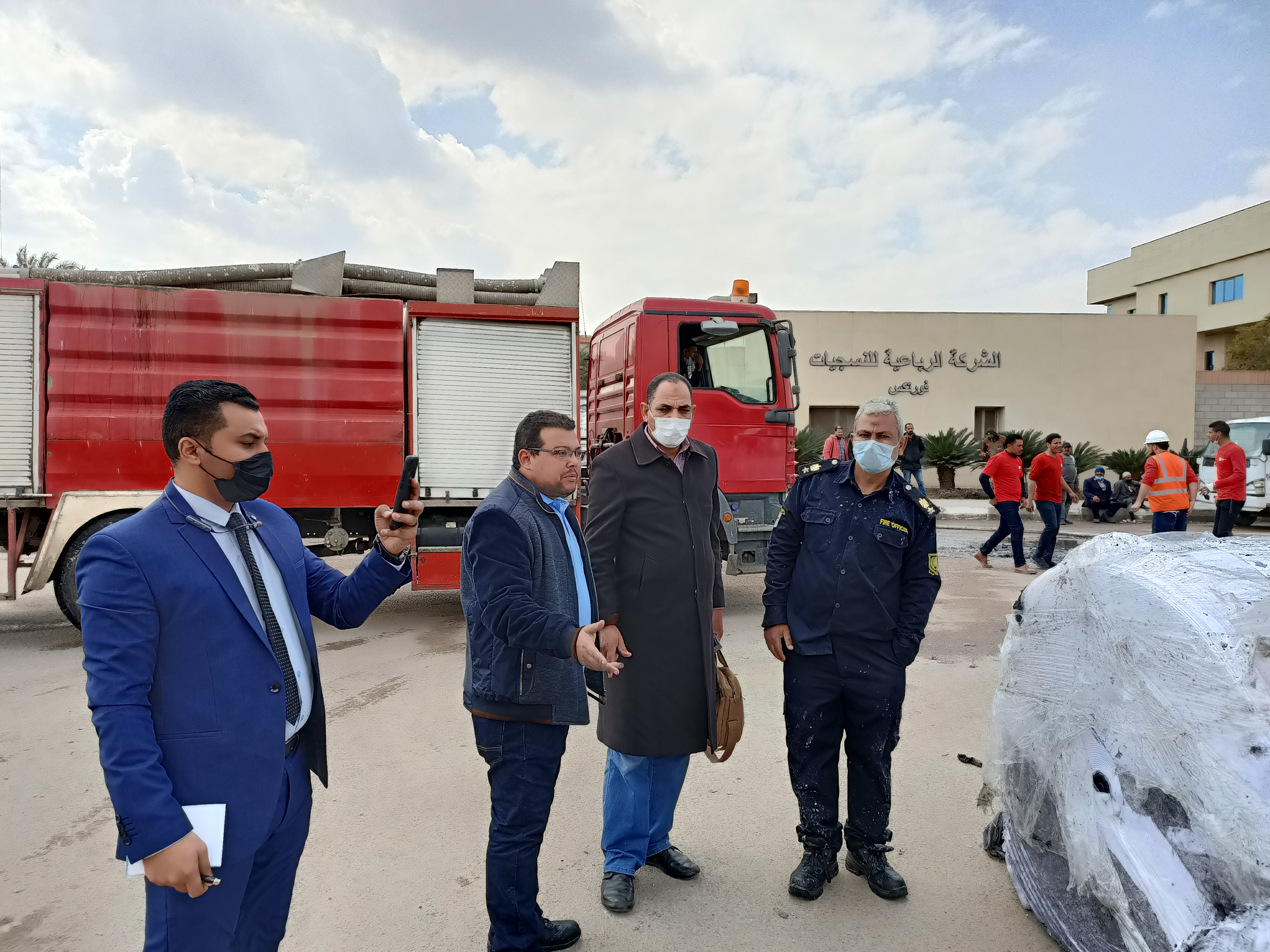 وصول خبراء المعمل الجنائى لمصنع المناديل بمدينة السادات