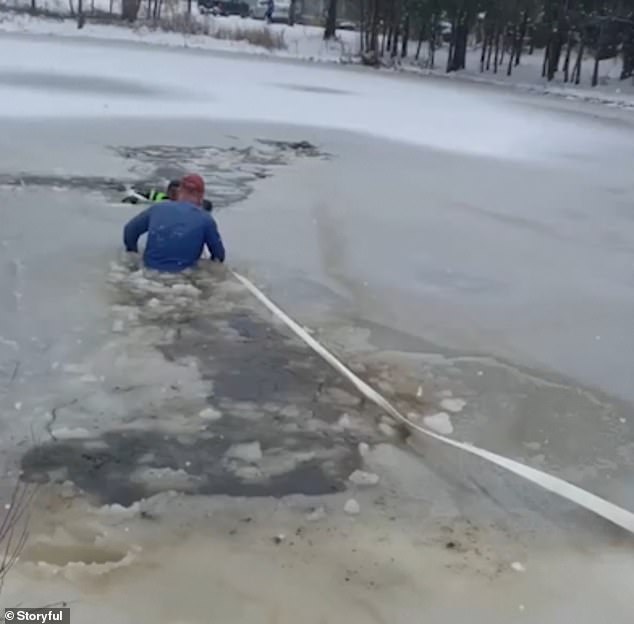 انقاذ الطفل من الجليد