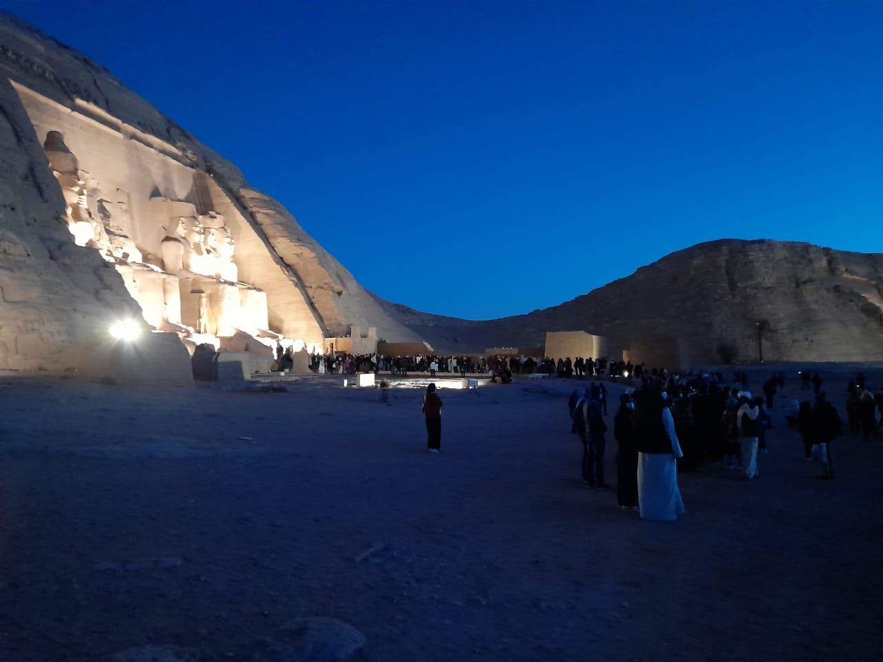 توافد الزوار على معبد أبوسمبل لحضور تعامد الشمس  (5)