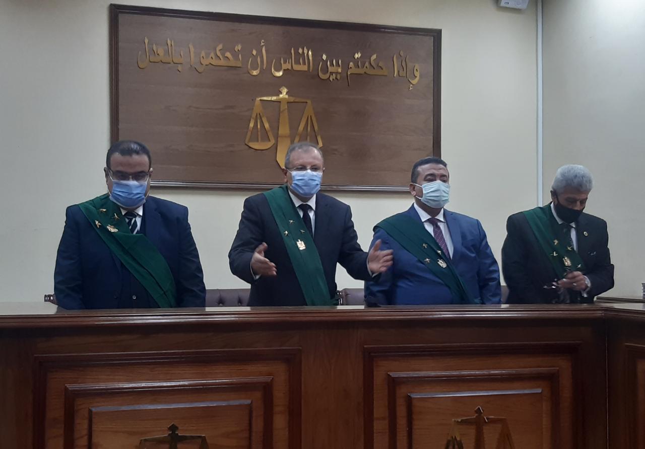 هيئة المحكمة برئاسة المستشار حسين مسلم تبدأ الجلسة