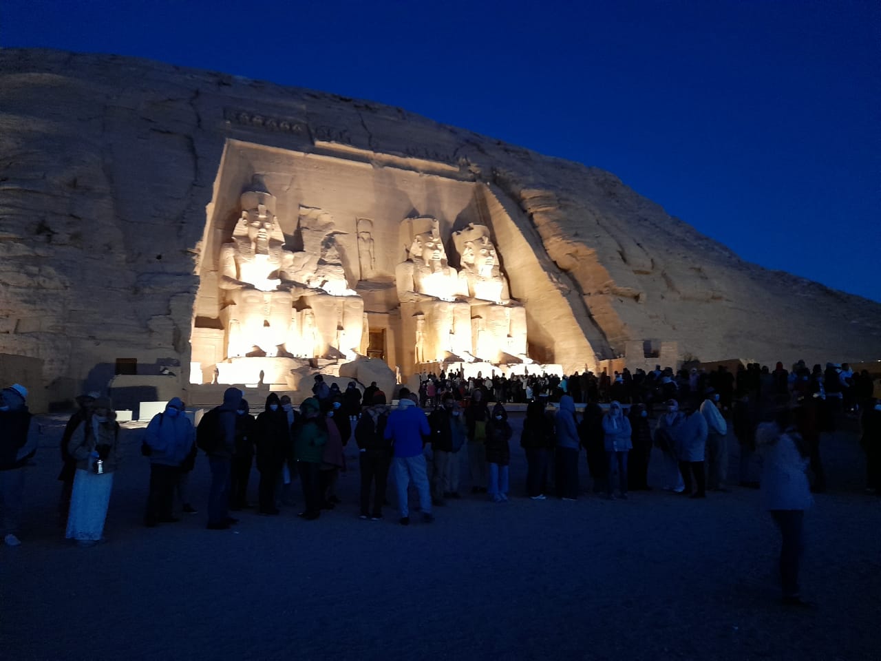 توافد الزوار على معبد أبوسمبل لحضور تعامد الشمس  (7)