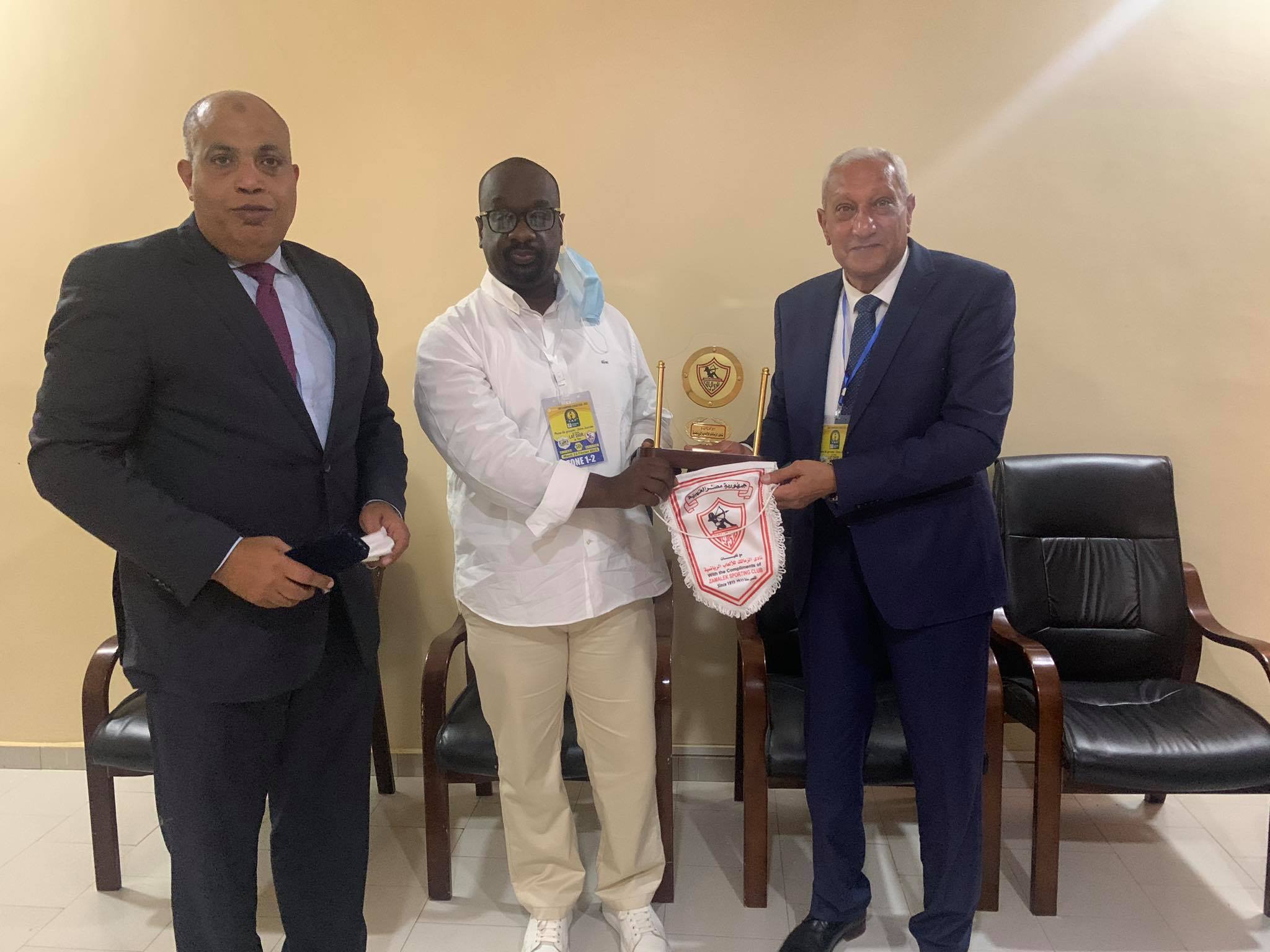 الزمالك يهدي درع النادي لرئيس تونجيت السنغالي