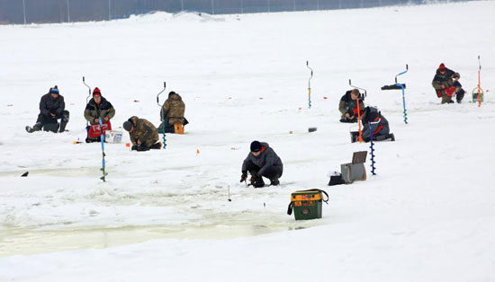 اصطياد الأسماك من تحت الجليد فى بيلاروسيا (4)