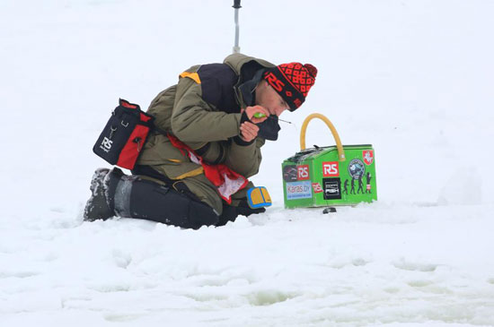 اصطياد الأسماك من تحت الجليد فى بيلاروسيا (5)