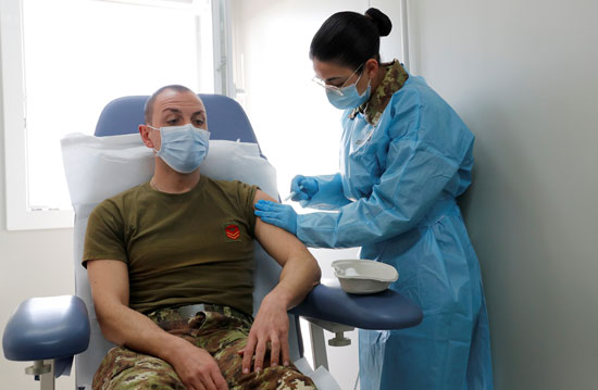 عسكري يتلقى التطعيم