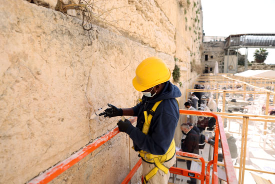الاحتلال الإسرائيلى يرمم حجارة الحائط الغربى بالقدس (2)