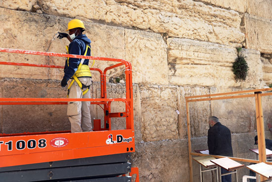 الاحتلال الإسرائيلى يرمم حجارة الحائط الغربى بالقدس (3)