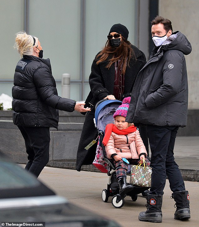 إيرينا شايك مع ابنتها بصحبة جوكمان وزوجته
