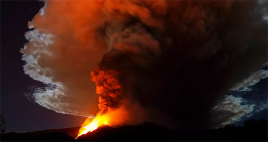 حمم بركانية فى إيطاليا (5)