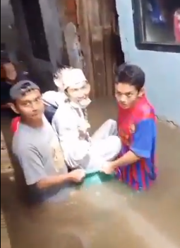 عروسان يزفان في دلو وحوض استحمام أطفال خلال فيضان إندونسيا  (3)