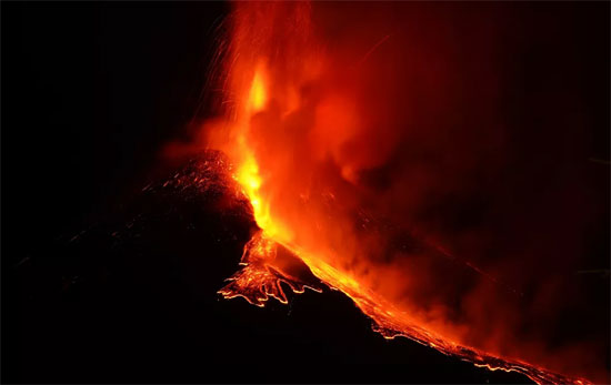 حمم بركانية فى إيطاليا (8)