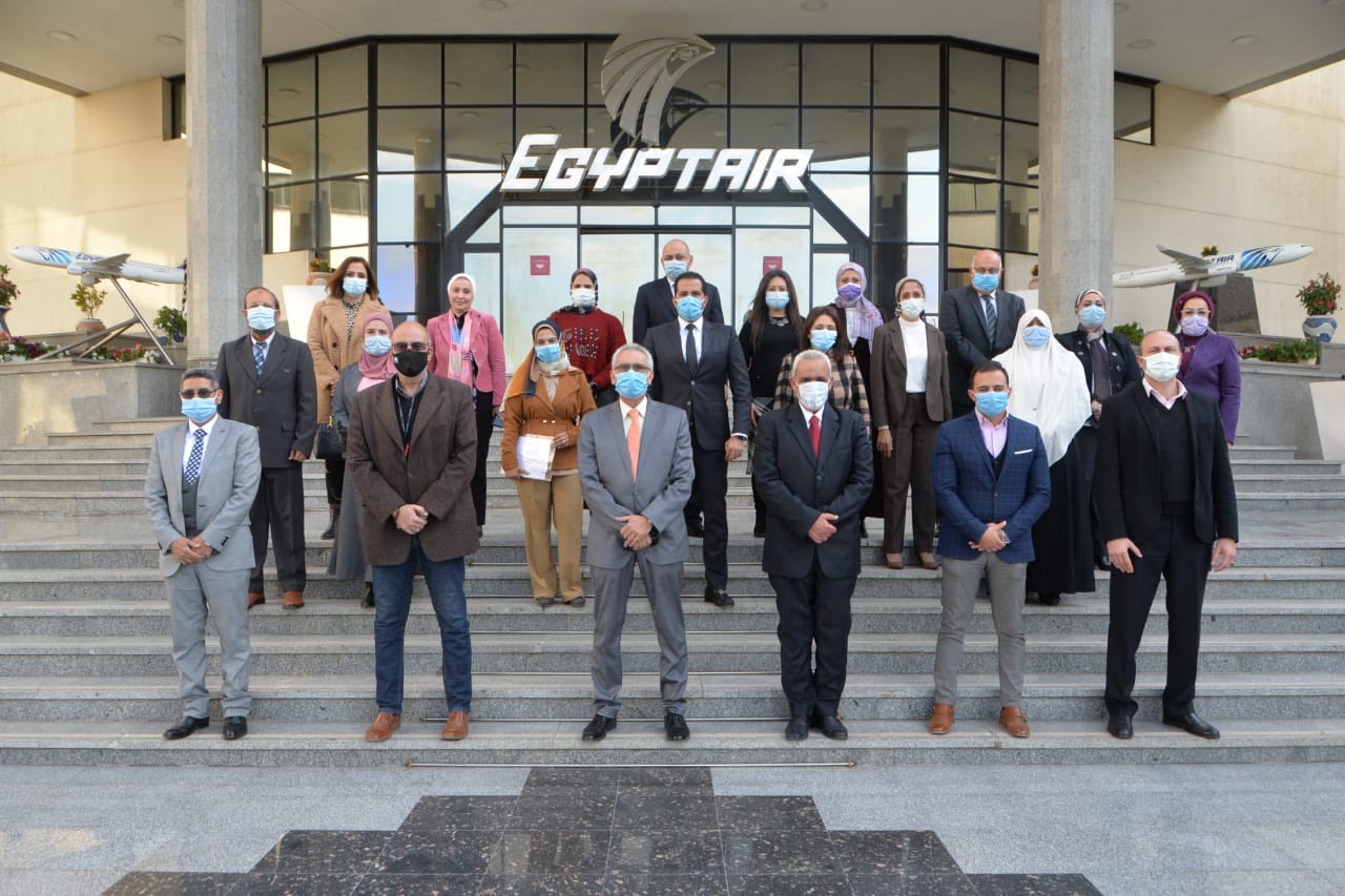 الطيار رشدي زكريا يهنئ العاملين بشركة مصر للطيران لتجديد شهادات الأيزو  (3)