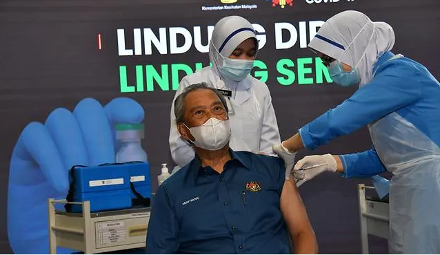 تطعيم رئيس وزراء ماليزيا