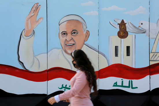 لوحة جدارية للبابا فرانسيس على جدار إحدى الكنائس أثناء زيارته المرتقبة للعراق في بغداد  (3)