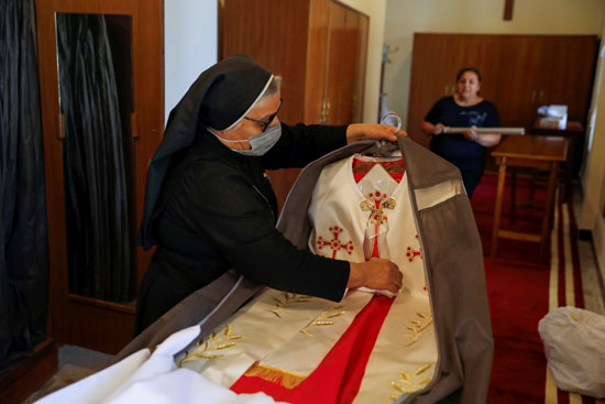 راهبة تعد لباسًا دينيًا في كاتدرائية القديس يوسف الكلدانية حيث سيقيم البابا فرنسيس قداسًافي بغداد (2)