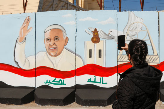 لوحة جدارية للبابا فرانسيس على جدار إحدى الكنائس أثناء زيارته المرتقبة للعراق في بغداد  (1)