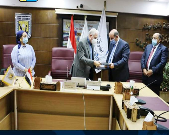 محافظ جنوب سيناء أثناء توقيع الاتفاق (4)