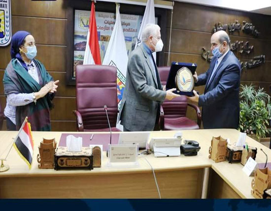 محافظ جنوب سيناء أثناء توقيع الاتفاق (1)