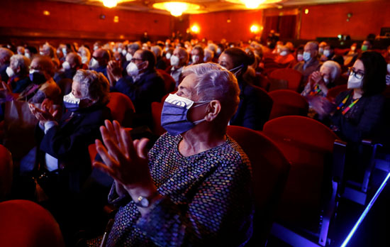عرض مسرحي خاص للمقيمين وعمال دور رعاية المسنين  (4)