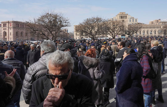 مئات الأرمينيين استجابوا لدعوات نيكول باشينيان بالخروج إلى الشوارع