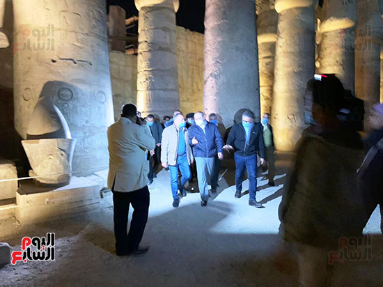 وزيرا الآثار والطيران يزوران معبد الأقصر ويلتقيان بالسائحين (8)
