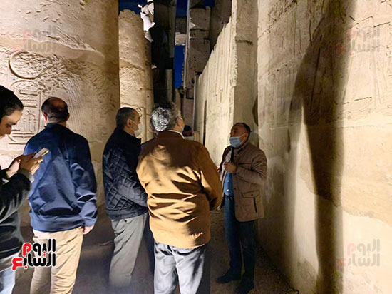 وزيرا الآثار والطيران يزوران معبد الأقصر ويلتقيان بالسائحين (6)
