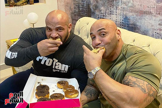 رامى ودينيس يتناولا الدونتس رامى ودينيس يتناولا الدونتس