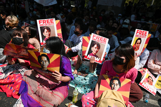 متظاهرون يرفعون صور زعيمة ميانمار المعتقلة