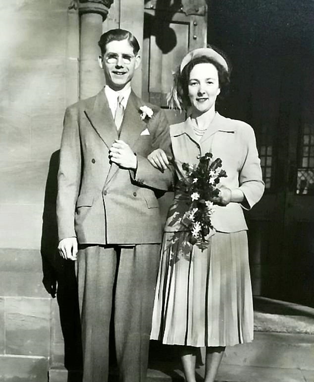 زوجان بريطانيان يلتقيان لأول مرة منذ 5 أشهر بسبب كورونا في عيد زوجهما الـ 70  (3)