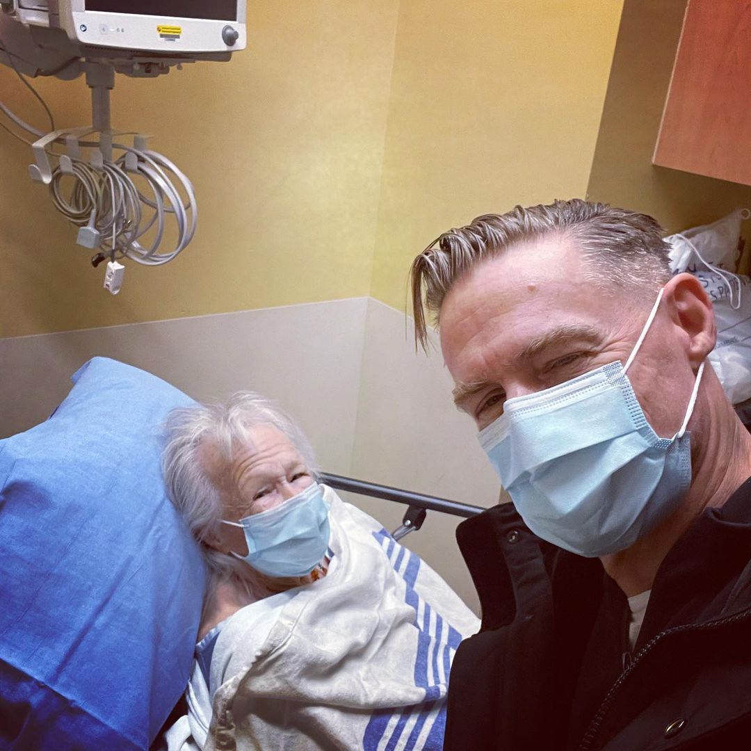 براين أدامز ووالدته فى المستشفى