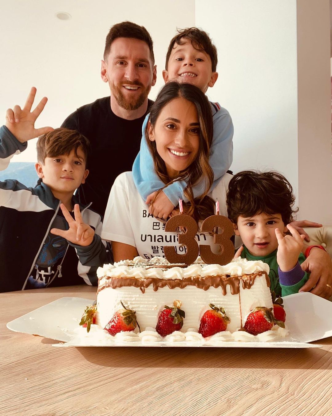ميسي يحتفل مع عائلته بعيد ميلاد زوجته