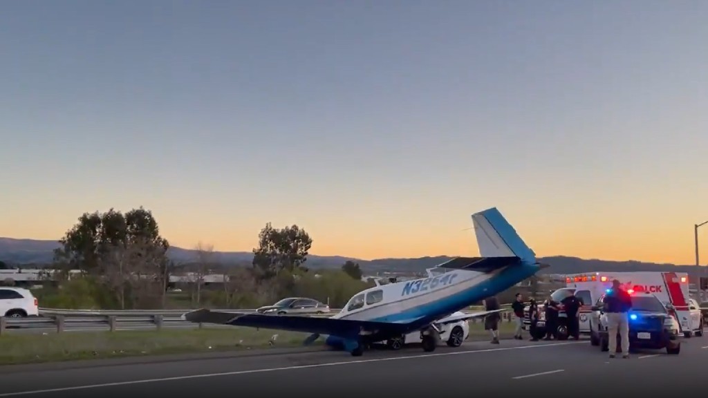 لحظة اصطدام سيارة بطائرة صغيرة بعد هبوطها اضطرارياً على طريق سريع بكاليفورنيا.