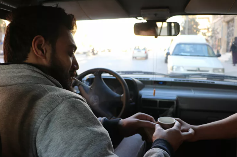 الشاب السورى فى التاكسى الخاص بيه